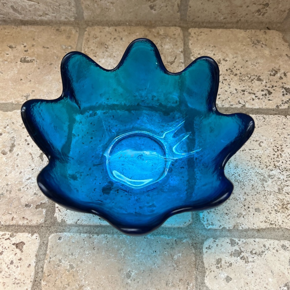 Blenko small bowl pre owned condition. Measures 5.5” across - Picture 2 of 2